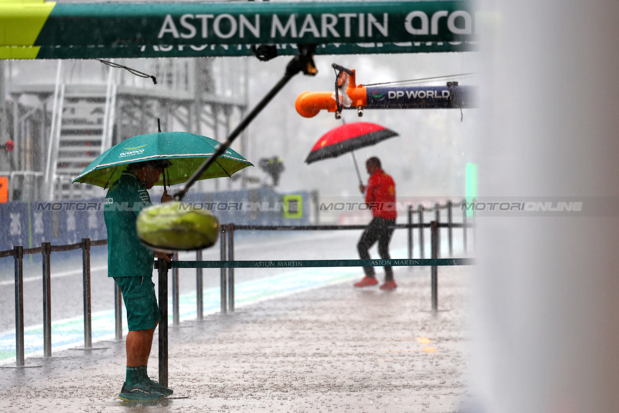 GP BRASILE, Aston Martin F1 Team - heavy rain falls in the pits before qualifying.

02.11.2024. Formula 1 World Championship, Rd 21, Brazilian Grand Prix, Sao Paulo, Brazil, Sprint e Qualifiche Day.

- www.xpbimages.com, EMail: requests@xpbimages.com © Copyright: Charniaux / XPB Images