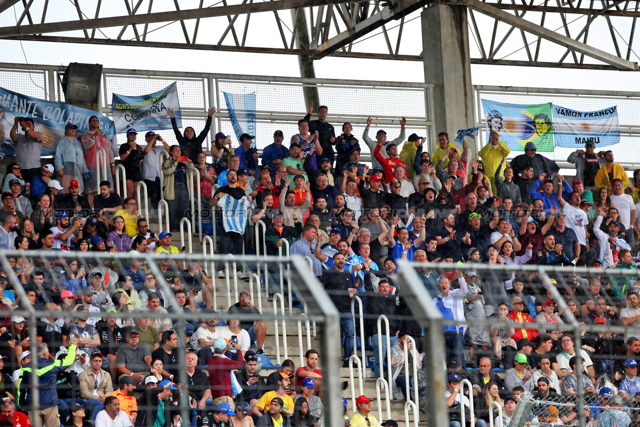 GP BRASILE, Circuit Atmosfera - fans in the grandstand.

02.11.2024. Formula 1 World Championship, Rd 21, Brazilian Grand Prix, Sao Paulo, Brazil, Sprint e Qualifiche Day.

- www.xpbimages.com, EMail: requests@xpbimages.com © Copyright: Batchelor / XPB Images