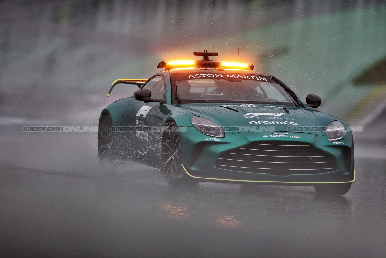 GP BRASILE, The Aston Martin FIA Safety Car inspects the circuit as qualifying is delayed.

02.11.2024. Formula 1 World Championship, Rd 21, Brazilian Grand Prix, Sao Paulo, Brazil, Sprint e Qualifiche Day.

 - www.xpbimages.com, EMail: requests@xpbimages.com © Copyright: Staley / XPB Images