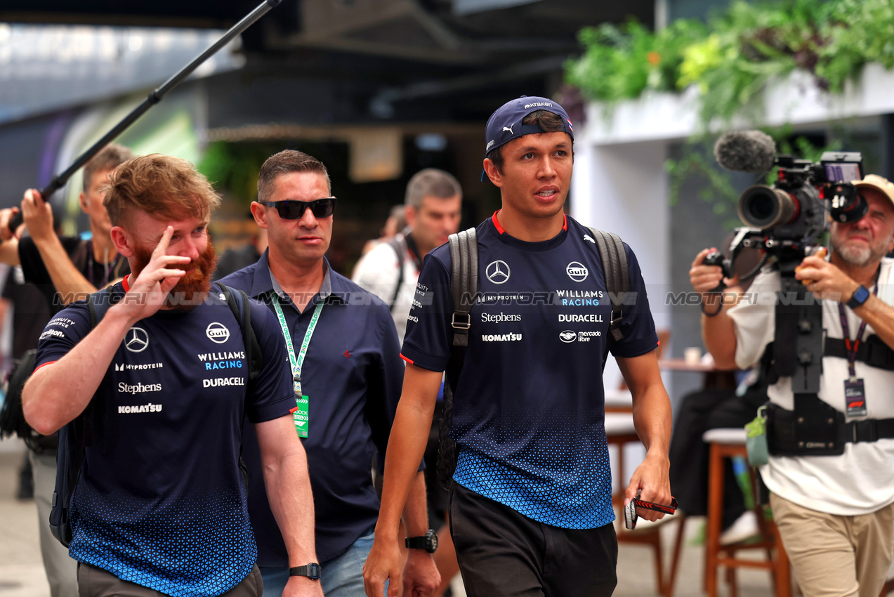 GP BRASILE, (L to R): Patrick Harding (GBR) Williams Racing Personal Trainer with Alexander Albon (THA) Williams Racing.

02.11.2024. Formula 1 World Championship, Rd 21, Brazilian Grand Prix, Sao Paulo, Brazil, Sprint e Qualifiche Day.

 - www.xpbimages.com, EMail: requests@xpbimages.com © Copyright: Staley / XPB Images