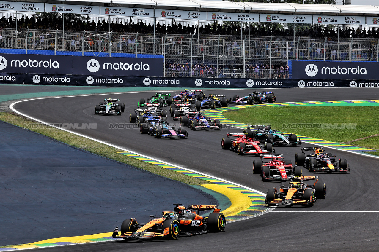 GP BRASILE, Oscar Piastri (AUS) McLaren MCL38 davanti a at the partenza of Sprint.

02.11.2024. Formula 1 World Championship, Rd 21, Brazilian Grand Prix, Sao Paulo, Brazil, Sprint e Qualifiche Day.

- www.xpbimages.com, EMail: requests@xpbimages.com © Copyright: Batchelor / XPB Images