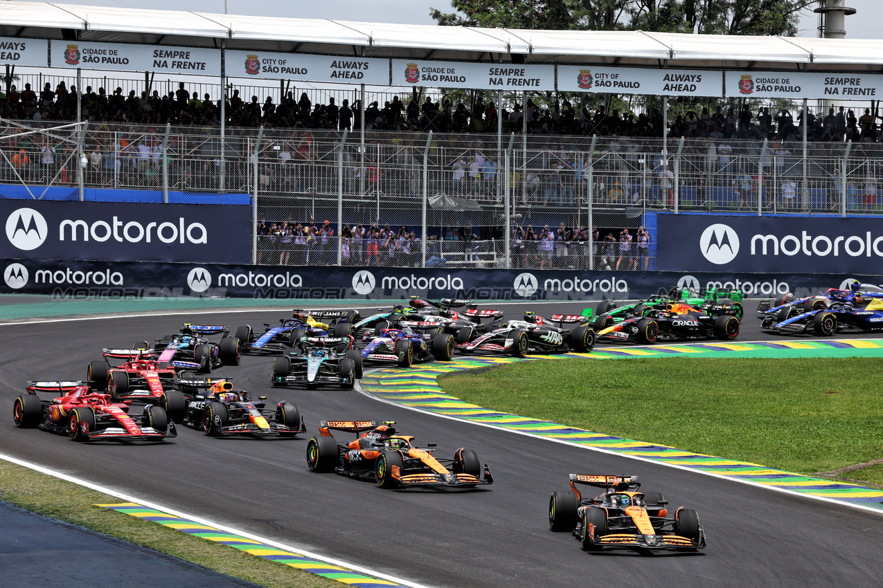 GP BRASILE, Oscar Piastri (AUS) McLaren MCL38 davanti a at the partenza of Sprint.

02.11.2024. Formula 1 World Championship, Rd 21, Brazilian Grand Prix, Sao Paulo, Brazil, Sprint e Qualifiche Day.

- www.xpbimages.com, EMail: requests@xpbimages.com © Copyright: Batchelor / XPB Images