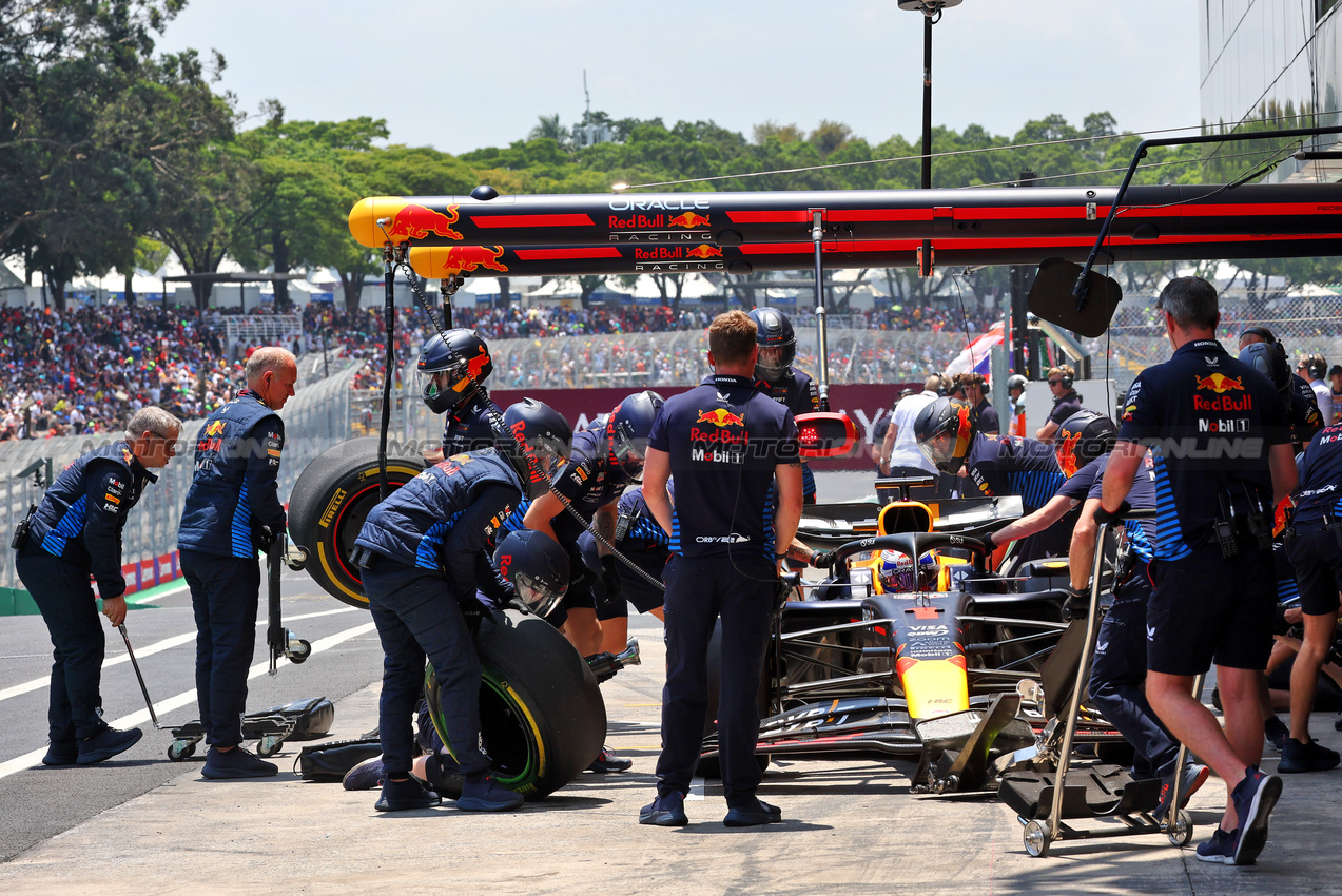 GP BRASILE, Max Verstappen (NLD) Red Bull Racing RB20 in the pits.

01.11.2024. Formula 1 World Championship, Rd 21, Brazilian Grand Prix, Sao Paulo, Brazil, Sprint Qualifiche Day.

- www.xpbimages.com, EMail: requests@xpbimages.com © Copyright: Batchelor / XPB Images