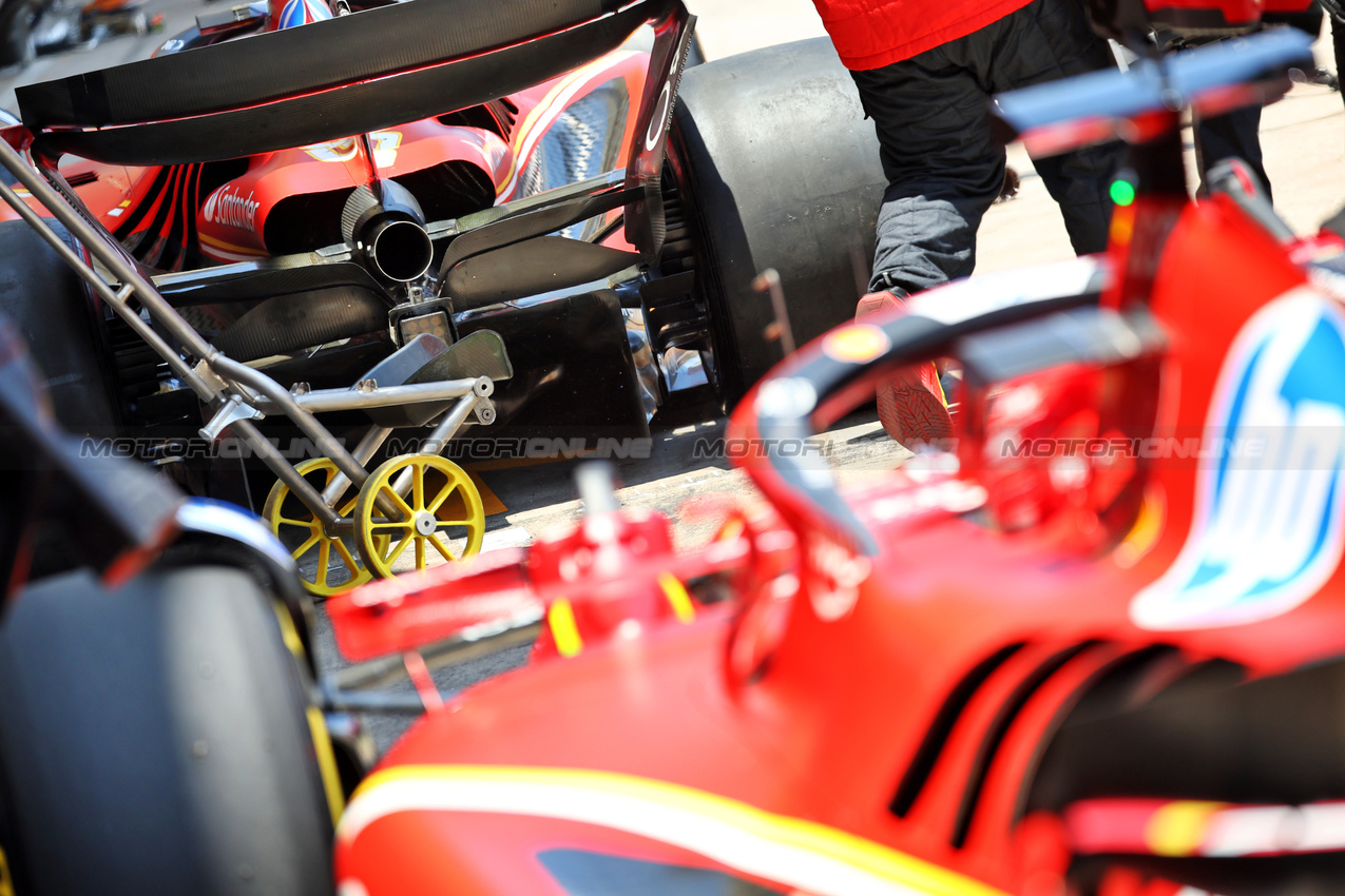 GP BRASILE, Carlos Sainz Jr (ESP) Ferrari SF-24 e Charles Leclerc (MON) Ferrari SF-24 in the pits.

01.11.2024. Formula 1 World Championship, Rd 21, Brazilian Grand Prix, Sao Paulo, Brazil, Sprint Qualifiche Day.

- www.xpbimages.com, EMail: requests@xpbimages.com © Copyright: Batchelor / XPB Images