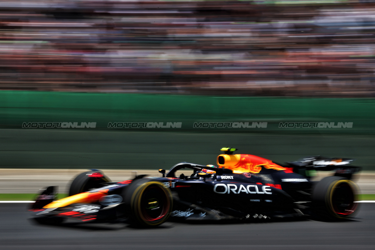 GP BRASILE, Sergio Perez (MEX) Red Bull Racing RB20.

01.11.2024. Formula 1 World Championship, Rd 21, Brazilian Grand Prix, Sao Paulo, Brazil, Sprint Qualifiche Day.

 - www.xpbimages.com, EMail: requests@xpbimages.com © Copyright: Coates / XPB Images