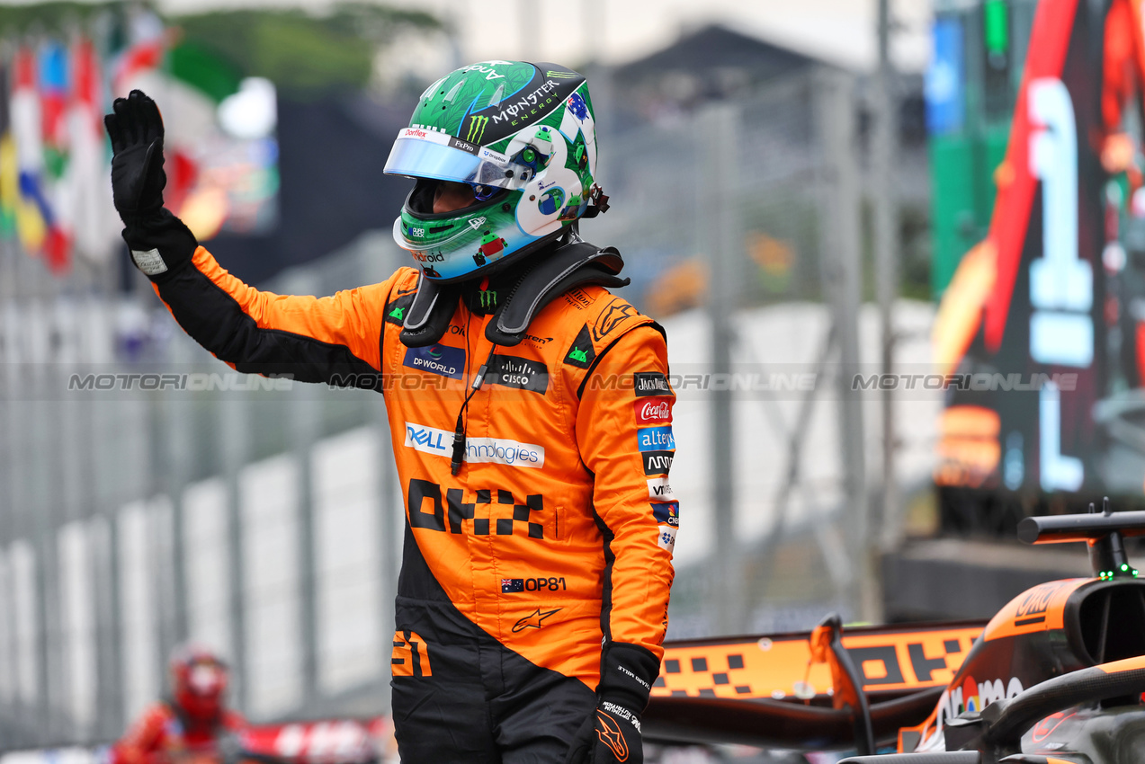 GP BRASILE, Oscar Piastri (AUS) McLaren celebrates his pole position in Sprint qualifying parc ferme.

01.11.2024. Formula 1 World Championship, Rd 21, Brazilian Grand Prix, Sao Paulo, Brazil, Sprint Qualifiche Day.

- www.xpbimages.com, EMail: requests@xpbimages.com © Copyright: Batchelor / XPB Images