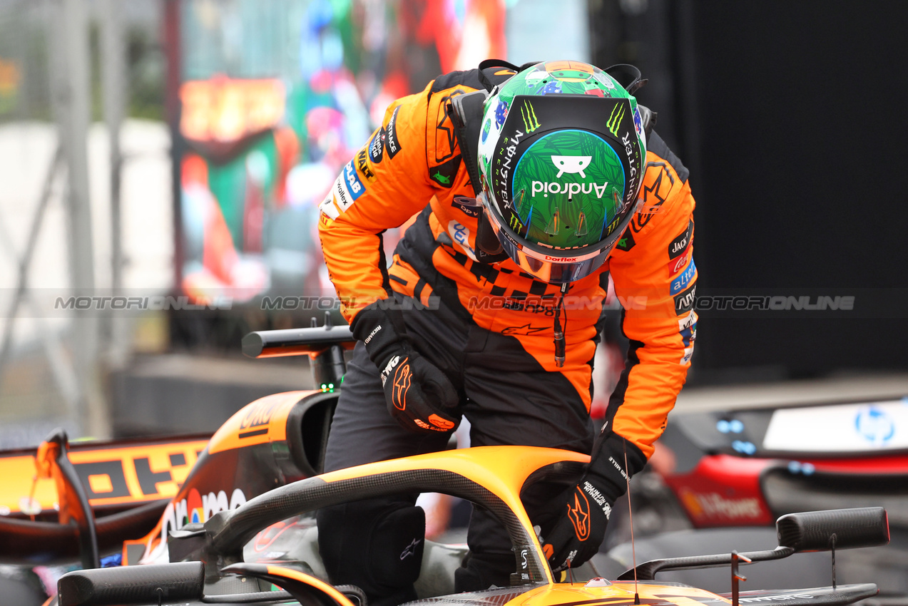 GP BRASILE, Pole sitter Oscar Piastri (AUS) McLaren MCL38 in Sprint qualifying parc ferme.

01.11.2024. Formula 1 World Championship, Rd 21, Brazilian Grand Prix, Sao Paulo, Brazil, Sprint Qualifiche Day.

- www.xpbimages.com, EMail: requests@xpbimages.com © Copyright: Batchelor / XPB Images