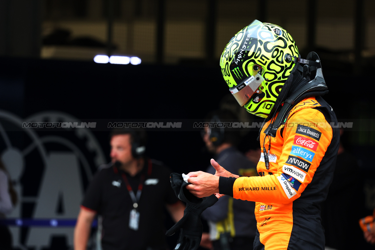 GP BRASILE, Lando Norris (GBR) McLaren in Sprint qualifying parc ferme.

01.11.2024. Formula 1 World Championship, Rd 21, Brazilian Grand Prix, Sao Paulo, Brazil, Sprint Qualifiche Day.

- www.xpbimages.com, EMail: requests@xpbimages.com © Copyright: Batchelor / XPB Images