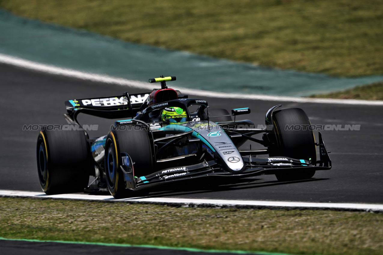 GP BRASILE, Lewis Hamilton (GBR) Mercedes AMG F1 W15.

01.11.2024. Formula 1 World Championship, Rd 21, Brazilian Grand Prix, Sao Paulo, Brazil, Sprint Qualifiche Day.

- www.xpbimages.com, EMail: requests@xpbimages.com © Copyright: Price / XPB Images