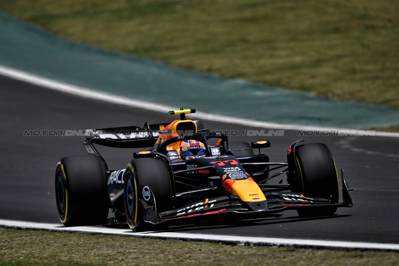 GP BRASILE, Sergio Perez (MEX) Red Bull Racing RB20.

01.11.2024. Formula 1 World Championship, Rd 21, Brazilian Grand Prix, Sao Paulo, Brazil, Sprint Qualifiche Day.

- www.xpbimages.com, EMail: requests@xpbimages.com © Copyright: Price / XPB Images