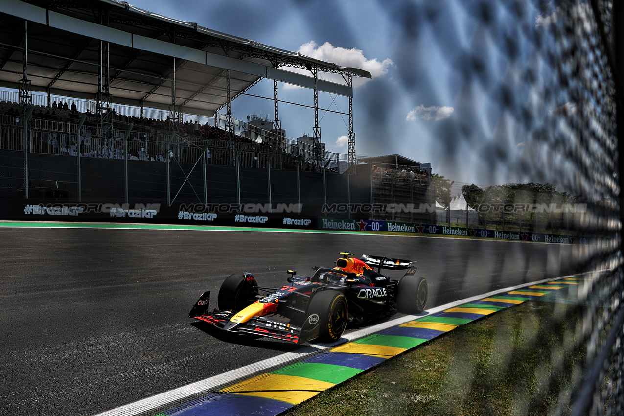 GP BRASILE, Sergio Perez (MEX) Red Bull Racing RB20.

01.11.2024. Formula 1 World Championship, Rd 21, Brazilian Grand Prix, Sao Paulo, Brazil, Sprint Qualifiche Day.

- www.xpbimages.com, EMail: requests@xpbimages.com © Copyright: Charniaux / XPB Images