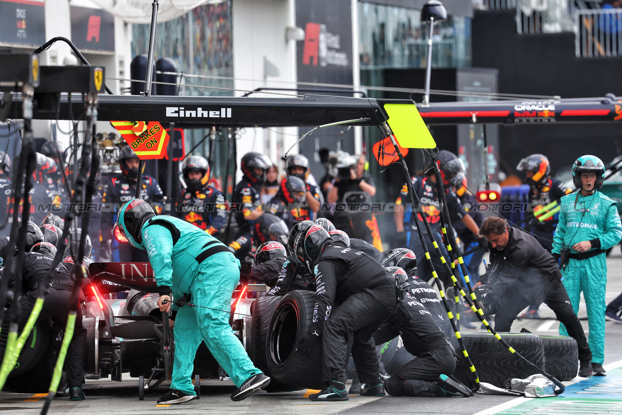 GP CANADA, Lewis Hamilton (GBR) Mercedes AMG F1 W15 makes a pit stop.

09.06.2024. Formula 1 World Championship, Rd 9, Canadian Grand Prix, Montreal, Canada, Gara Day.

- www.xpbimages.com, EMail: requests@xpbimages.com © Copyright: Batchelor / XPB Images