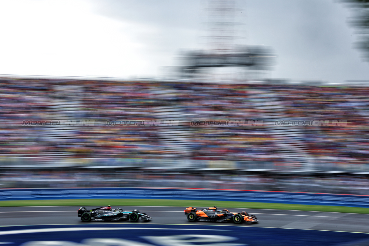 GP CANADA, Oscar Piastri (AUS) McLaren MCL38 e Lewis Hamilton (GBR) Mercedes AMG F1 W15.

09.06.2024. Formula 1 World Championship, Rd 9, Canadian Grand Prix, Montreal, Canada, Gara Day.

- www.xpbimages.com, EMail: requests@xpbimages.com © Copyright: Charniaux / XPB Images