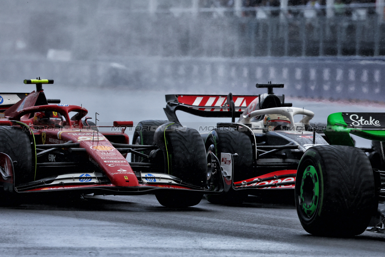 GP CANADA, Carlos Sainz Jr (ESP) Ferrari SF-24 e Kevin Magnussen (DEN) Haas VF-24 battle for position.

09.06.2024. Formula 1 World Championship, Rd 9, Canadian Grand Prix, Montreal, Canada, Gara Day.

- www.xpbimages.com, EMail: requests@xpbimages.com © Copyright: Charniaux / XPB Images