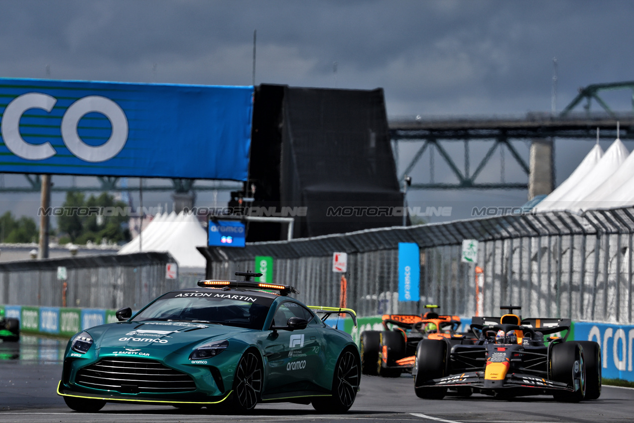 GP CANADA, Max Verstappen (NLD) Red Bull Racing RB20 davanti a behind the Aston Martin FIA Safety Car.

09.06.2024. Formula 1 World Championship, Rd 9, Canadian Grand Prix, Montreal, Canada, Gara Day.

- www.xpbimages.com, EMail: requests@xpbimages.com © Copyright: Batchelor / XPB Images