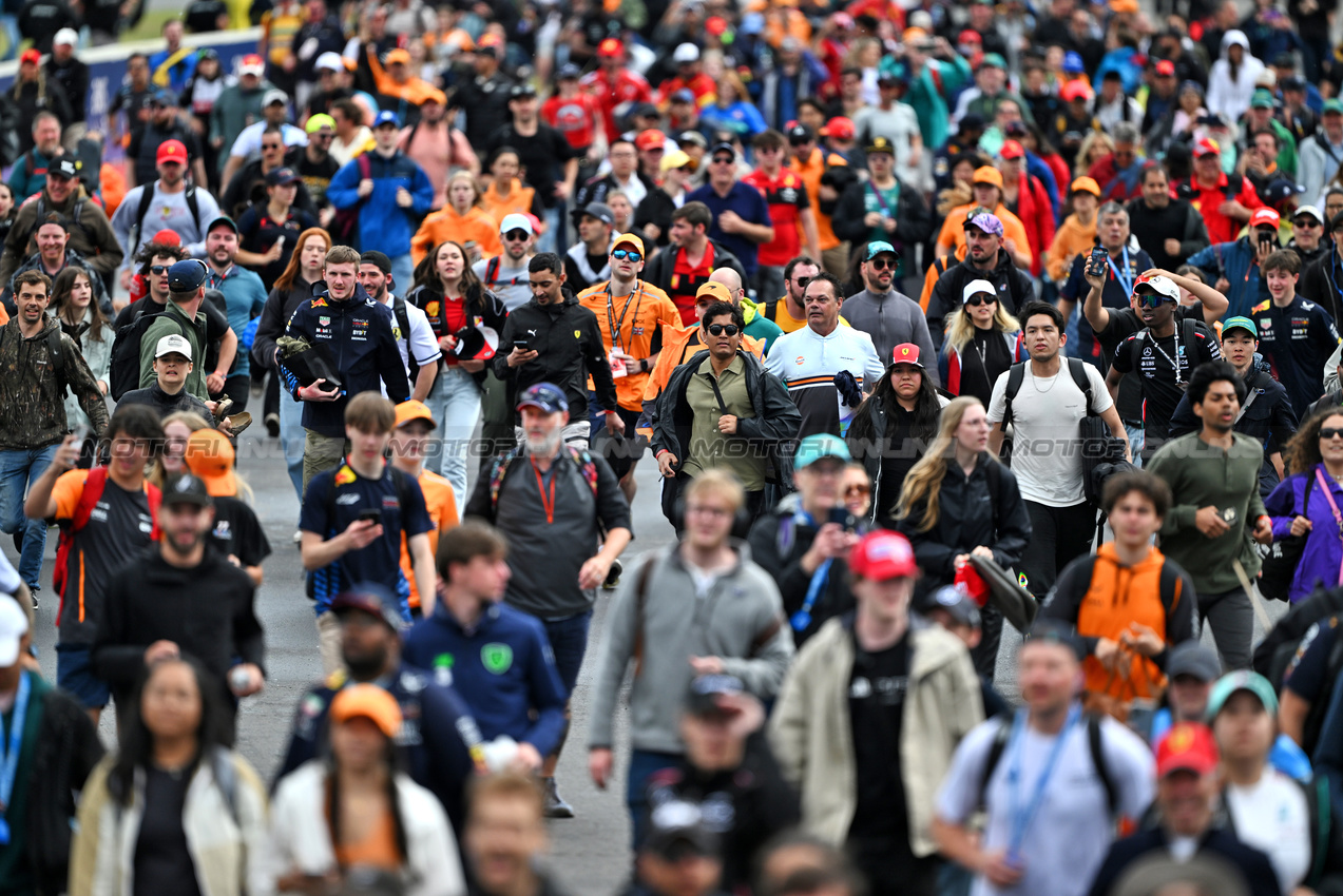 GP CANADA, Circuit Atmosfera - fans invade the track.

09.06.2024. Formula 1 World Championship, Rd 9, Canadian Grand Prix, Montreal, Canada, Gara Day.

- www.xpbimages.com, EMail: requests@xpbimages.com © Copyright: Price / XPB Images