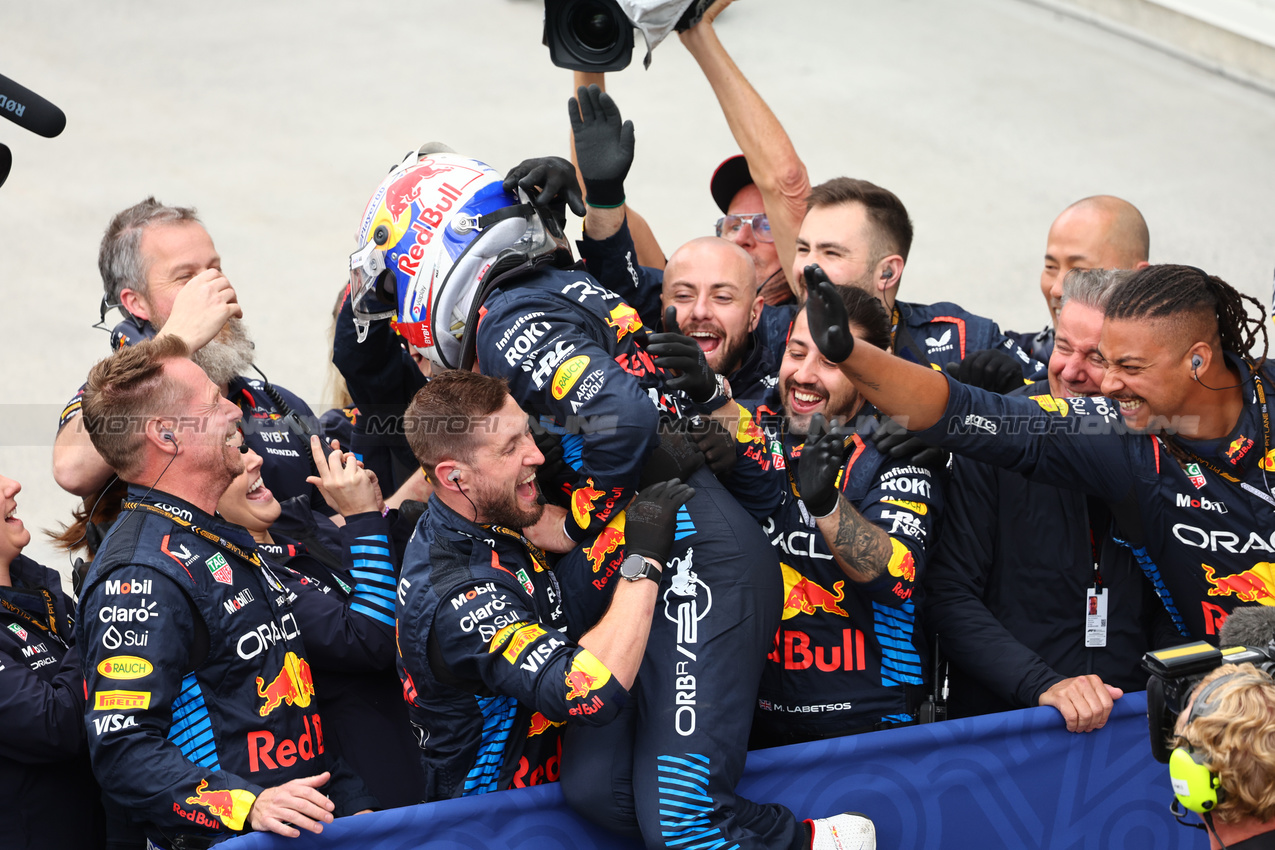 GP CANADA, 1st place Max Verstappen (NLD) Red Bull Racing RB20 celebrates with the team.
09.06.2024. Formula 1 World Championship, Rd 9, Canadian Grand Prix, Montreal, Canada, Gara Day.
- www.xpbimages.com, EMail: requests@xpbimages.com © Copyright: Batchelor / XPB Images