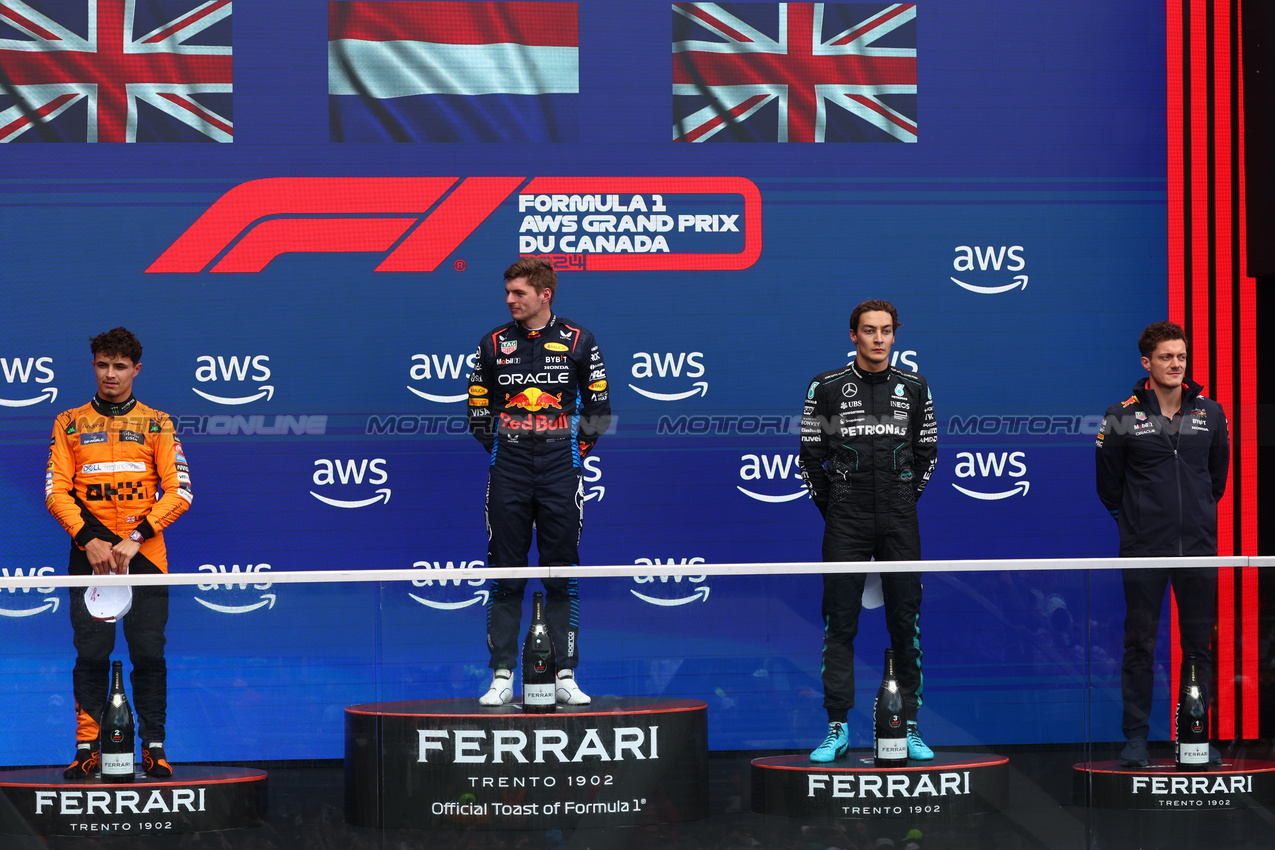 GP CANADA, 1st place Max Verstappen (NLD) Red Bull Racing RB20, 2nd place Lando Norris (GBR) McLaren MCL38 with Steve Knowles (GBR) Red Bull Racing Senior Gara Strategy Engineer e 3rd place George Russell (GBR) Mercedes AMG F1 W15.
09.06.2024. Formula 1 World Championship, Rd 9, Canadian Grand Prix, Montreal, Canada, Gara Day.
- www.xpbimages.com, EMail: requests@xpbimages.com © Copyright: Batchelor / XPB Images