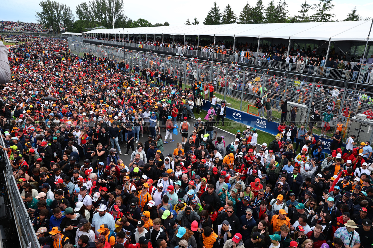 GP CANADA, Fans on the track.
09.06.2024. Formula 1 World Championship, Rd 9, Canadian Grand Prix, Montreal, Canada, Gara Day.
- www.xpbimages.com, EMail: requests@xpbimages.com © Copyright: Batchelor / XPB Images