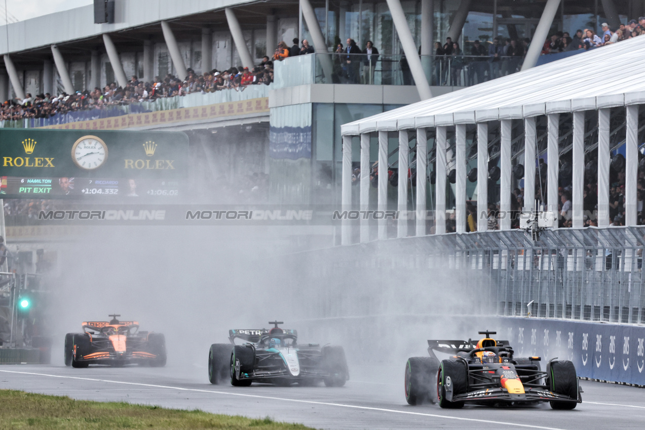 GP CANADA, Max Verstappen (NLD) Red Bull Racing RB20 leaves the pits ahead of George Russell (GBR) Mercedes AMG F1 W15 e Oscar Piastri (AUS) McLaren MCL38.

09.06.2024. Formula 1 World Championship, Rd 9, Canadian Grand Prix, Montreal, Canada, Gara Day.

- www.xpbimages.com, EMail: requests@xpbimages.com © Copyright: Bearne / XPB Images