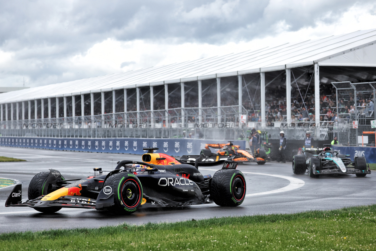 GP CANADA, Max Verstappen (NLD) Red Bull Racing RB20 leaves the pits ahead of George Russell (GBR) Mercedes AMG F1 W15 e Oscar Piastri (AUS) McLaren MCL38.

09.06.2024. Formula 1 World Championship, Rd 9, Canadian Grand Prix, Montreal, Canada, Gara Day.

- www.xpbimages.com, EMail: requests@xpbimages.com © Copyright: Bearne / XPB Images