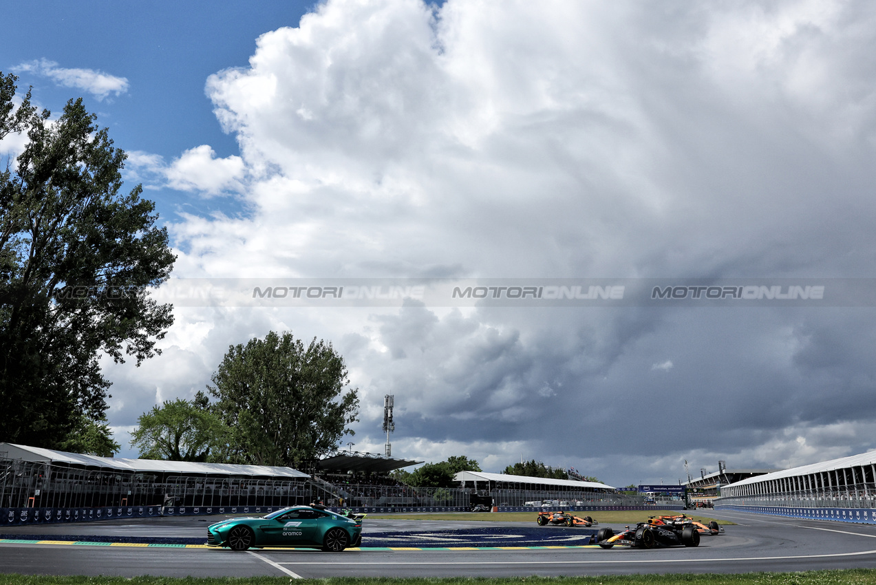 GP CANADA, Max Verstappen (NLD) Red Bull Racing RB20 davanti a behind the Aston Martin FIA Safety Car.

09.06.2024. Formula 1 World Championship, Rd 9, Canadian Grand Prix, Montreal, Canada, Gara Day.

- www.xpbimages.com, EMail: requests@xpbimages.com © Copyright: Bearne / XPB Images