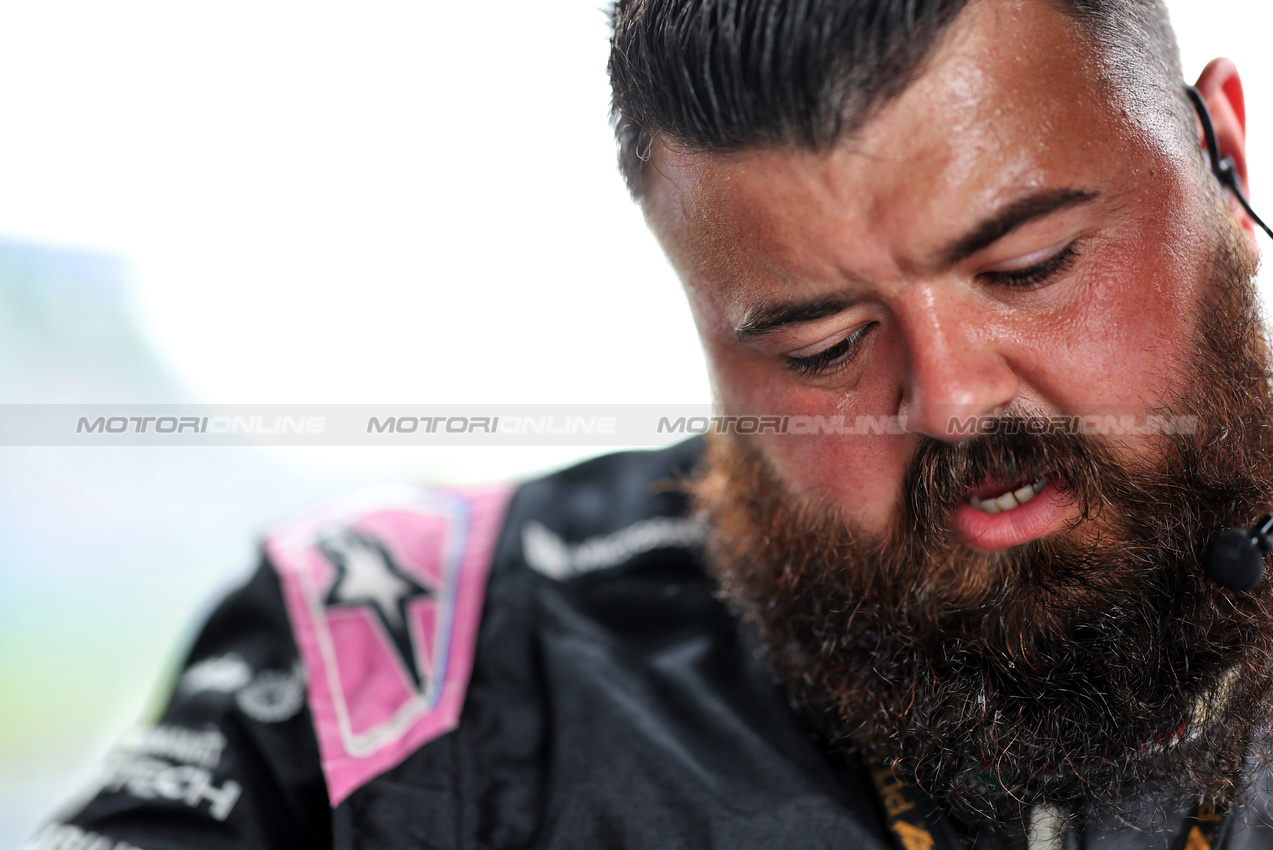 GP CANADA, Alpine F1 Team mechanic on the grid.

09.06.2024. Formula 1 World Championship, Rd 9, Canadian Grand Prix, Montreal, Canada, Gara Day.

- www.xpbimages.com, EMail: requests@xpbimages.com © Copyright: Bearne / XPB Images