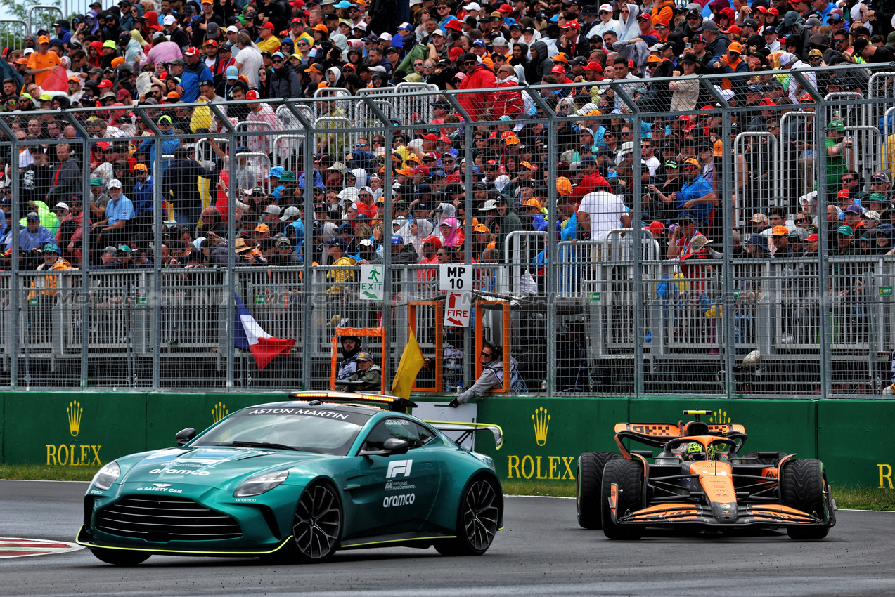 GP CANADA, Lando Norris (GBR) McLaren MCL38 davanti a behind the Aston Martin FIA Safety Car.

09.06.2024. Formula 1 World Championship, Rd 9, Canadian Grand Prix, Montreal, Canada, Gara Day.

 - www.xpbimages.com, EMail: requests@xpbimages.com © Copyright: Coates / XPB Images