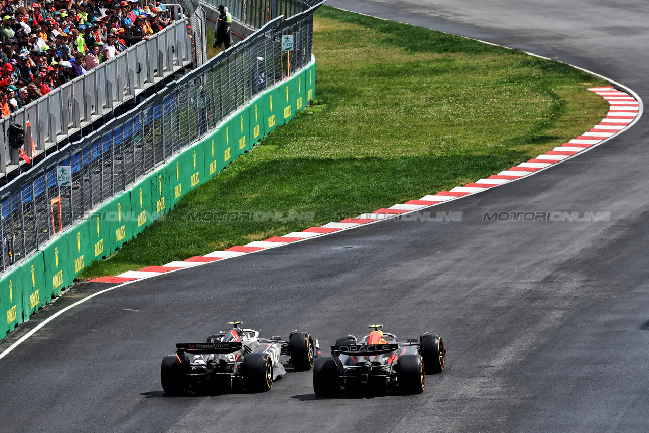 GP CANADA, Nico Hulkenberg (GER) Haas VF-24 e Sergio Perez (MEX) Red Bull Racing RB20 battle for position.

09.06.2024. Formula 1 World Championship, Rd 9, Canadian Grand Prix, Montreal, Canada, Gara Day.

 - www.xpbimages.com, EMail: requests@xpbimages.com © Copyright: Coates / XPB Images