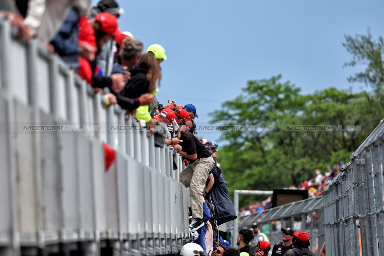 GP CANADA, Circuit Atmosfera - fans invade the circuit at the end of the race.

09.06.2024. Formula 1 World Championship, Rd 9, Canadian Grand Prix, Montreal, Canada, Gara Day.

 - www.xpbimages.com, EMail: requests@xpbimages.com © Copyright: Coates / XPB Images