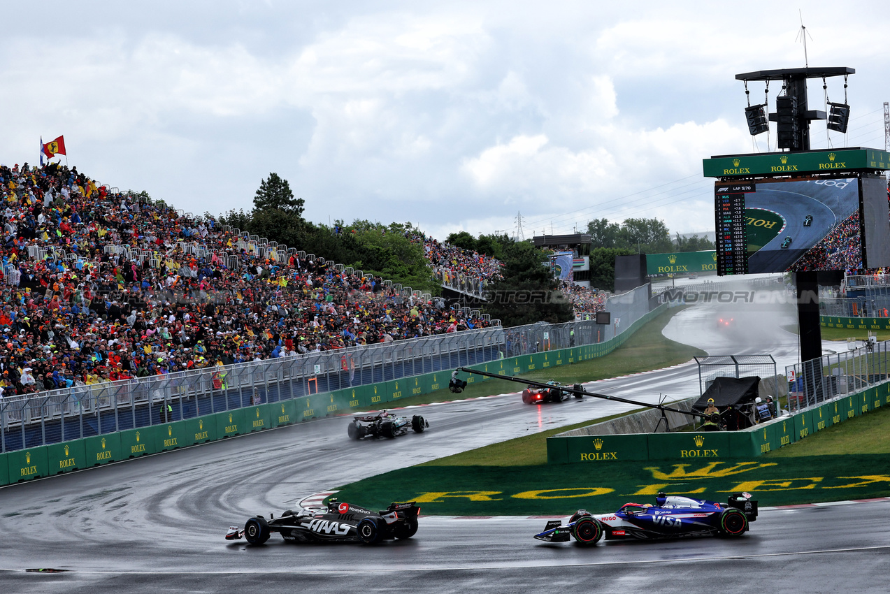 GP CANADA, Nico Hulkenberg (GER) Haas VF-24 davanti a Daniel Ricciardo (AUS) RB VCARB 01.

09.06.2024. Formula 1 World Championship, Rd 9, Canadian Grand Prix, Montreal, Canada, Gara Day.

 - www.xpbimages.com, EMail: requests@xpbimages.com © Copyright: Coates / XPB Images