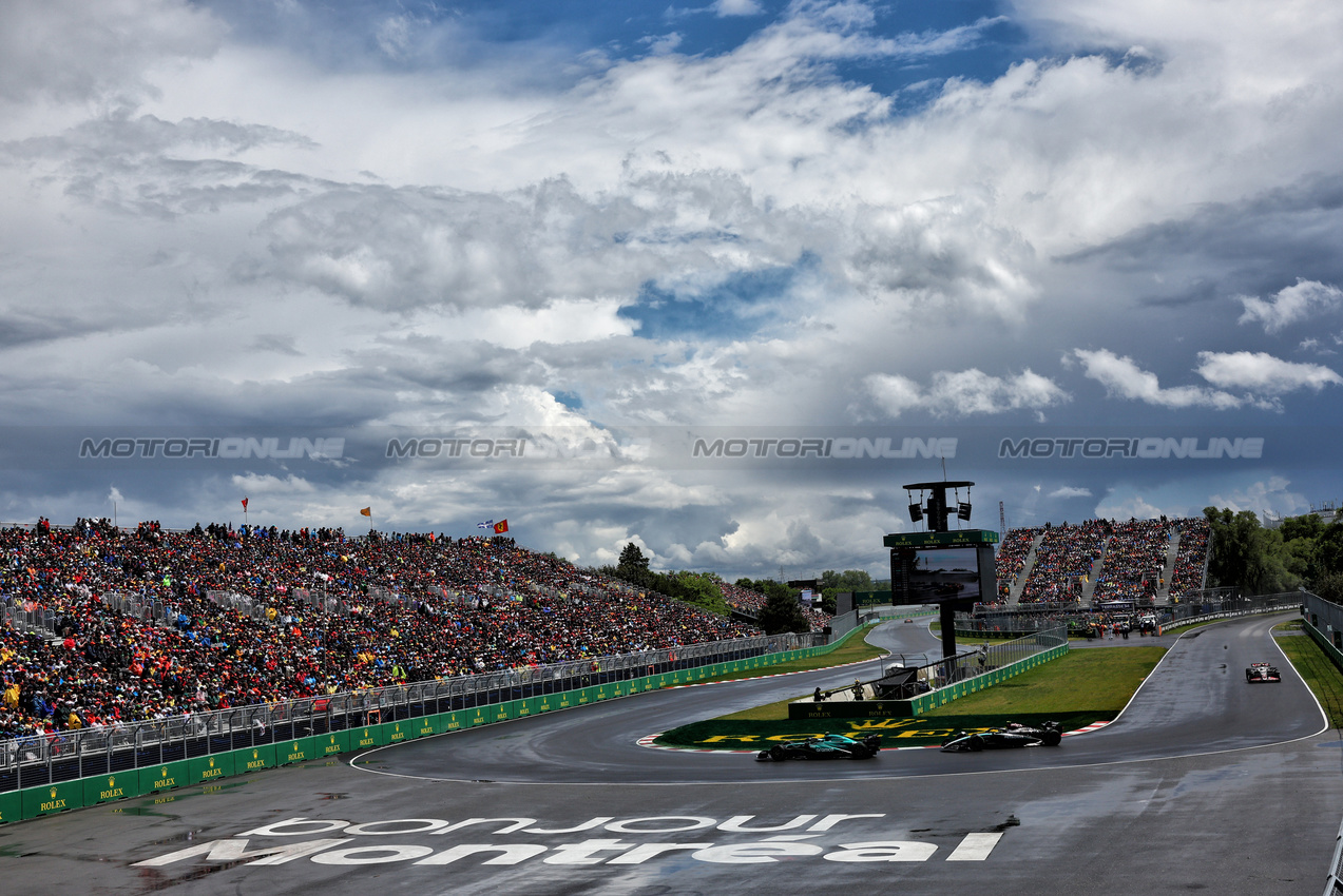 GP CANADA, Fernando Alonso (ESP) Aston Martin F1 Team AMR24 davanti a Lewis Hamilton (GBR) Mercedes AMG F1 W15.

09.06.2024. Formula 1 World Championship, Rd 9, Canadian Grand Prix, Montreal, Canada, Gara Day.

 - www.xpbimages.com, EMail: requests@xpbimages.com © Copyright: Coates / XPB Images