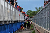 GP CANADA, Circuit Atmosfera - fans invade the circuit at the end of the race.

09.06.2024. Formula 1 World Championship, Rd 9, Canadian Grand Prix, Montreal, Canada, Gara Day.

 - www.xpbimages.com, EMail: requests@xpbimages.com © Copyright: Coates / XPB Images