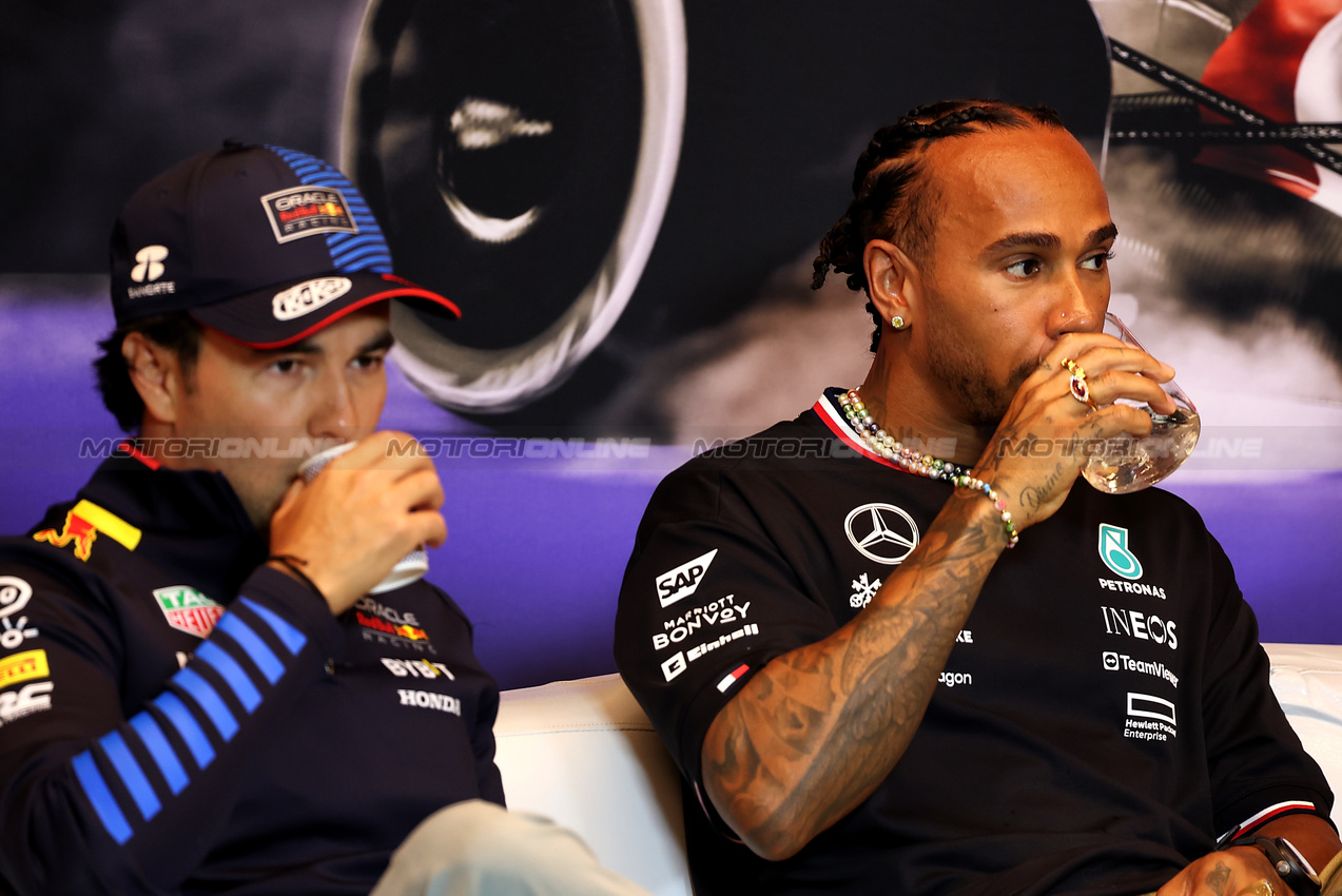 GP CANADA, (L to R): Sergio Perez (MEX) Red Bull Racing e Lewis Hamilton (GBR) Mercedes AMG F1 in the FIA Press Conference.

06.06.2024. Formula 1 World Championship, Rd 9, Canadian Grand Prix, Montreal, Canada, Preparation Day.

- www.xpbimages.com, EMail: requests@xpbimages.com © Copyright: Bearne / XPB Images