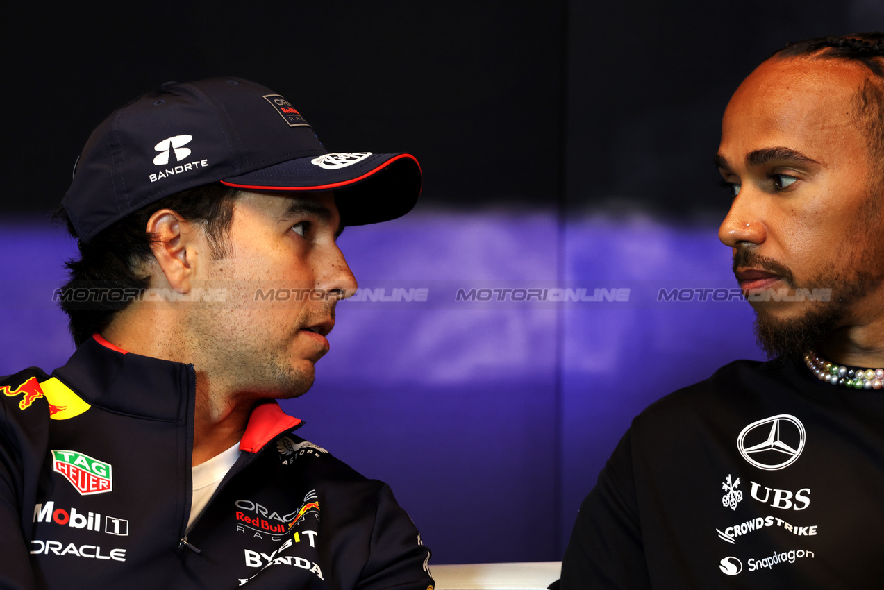 GP CANADA, (L to R): Sergio Perez (MEX) Red Bull Racing e Lewis Hamilton (GBR) Mercedes AMG F1 in the FIA Press Conference.

06.06.2024. Formula 1 World Championship, Rd 9, Canadian Grand Prix, Montreal, Canada, Preparation Day.

- www.xpbimages.com, EMail: requests@xpbimages.com © Copyright: Bearne / XPB Images