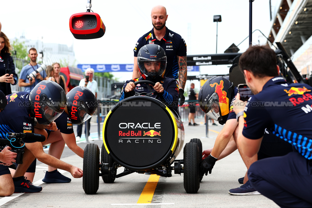 GP CANADA, Red Bull Racing practices a pit stop.

06.06.2024. Formula 1 World Championship, Rd 9, Canadian Grand Prix, Montreal, Canada, Preparation Day.

 - www.xpbimages.com, EMail: requests@xpbimages.com © Copyright: Coates / XPB Images