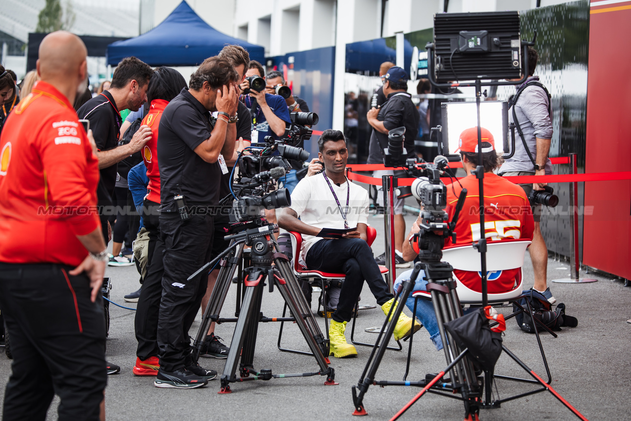 GP CANADA, Carlos Sainz Jr (ESP) Ferrari with Lawrence Barretto (GBR) Formula 1 Senior Writer Editor.

06.06.2024. Formula 1 World Championship, Rd 9, Canadian Grand Prix, Montreal, Canada, Preparation Day.

- www.xpbimages.com, EMail: requests@xpbimages.com © Copyright: Bearne / XPB Images