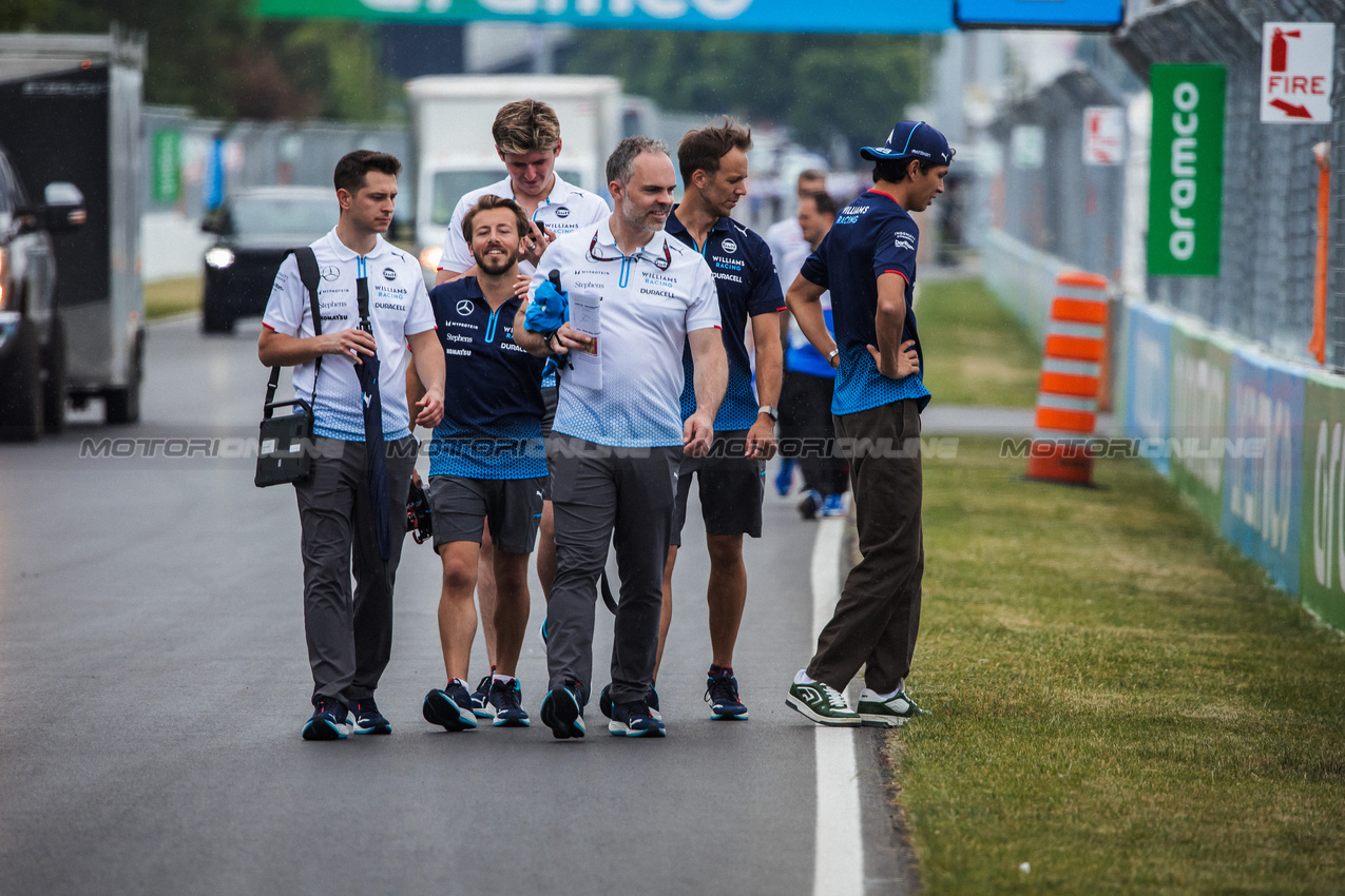 GP CANADA, Alexander Albon (THA) Williams Racing walks the circuit with the team.

06.06.2024. Formula 1 World Championship, Rd 9, Canadian Grand Prix, Montreal, Canada, Preparation Day.

- www.xpbimages.com, EMail: requests@xpbimages.com © Copyright: Bearne / XPB Images