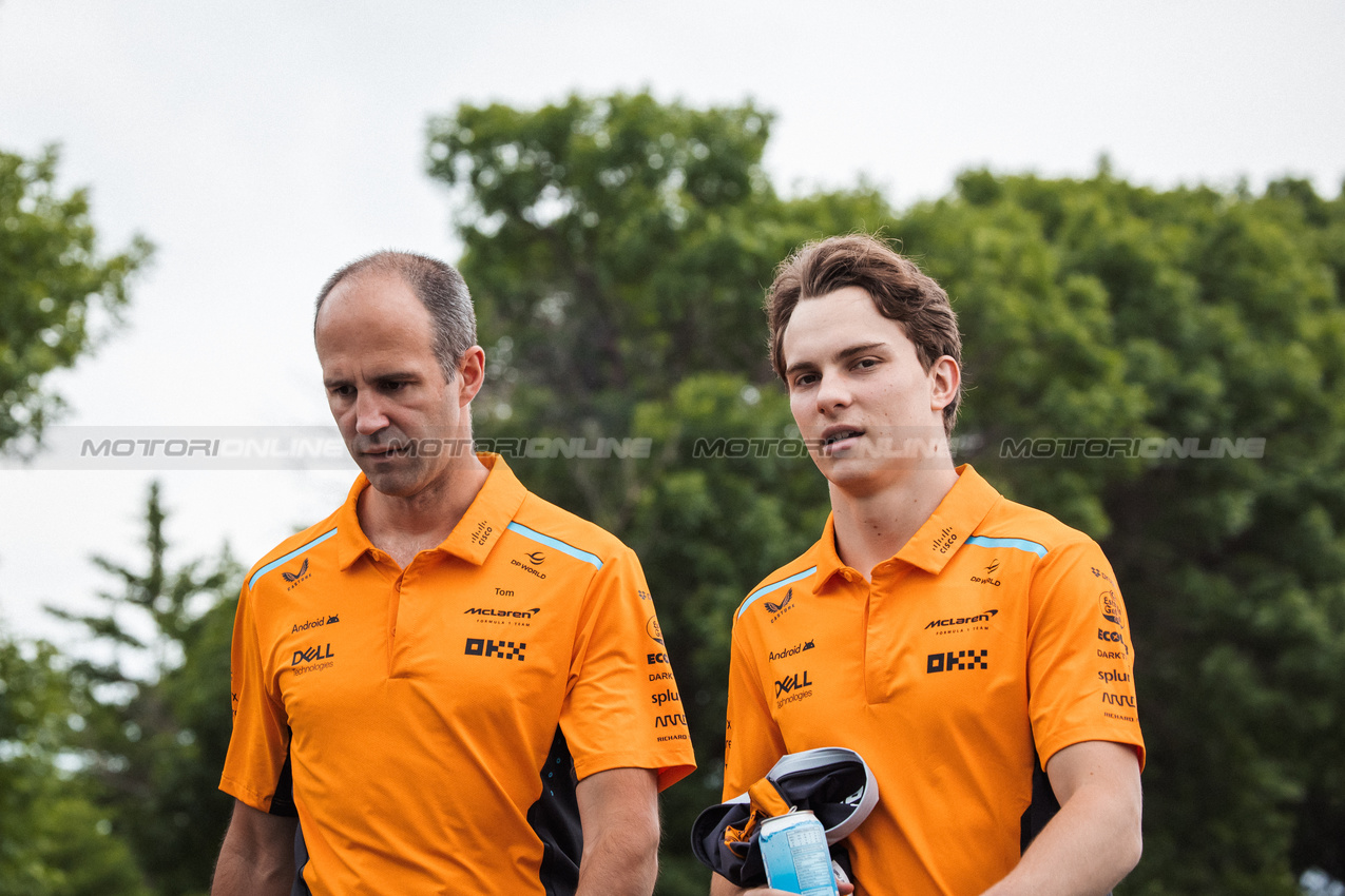 GP CANADA, Oscar Piastri (AUS) McLaren walks the circuit with Tom Stallard (GBR) McLaren Gara Engineer.

06.06.2024. Formula 1 World Championship, Rd 9, Canadian Grand Prix, Montreal, Canada, Preparation Day.

- www.xpbimages.com, EMail: requests@xpbimages.com © Copyright: Bearne / XPB Images