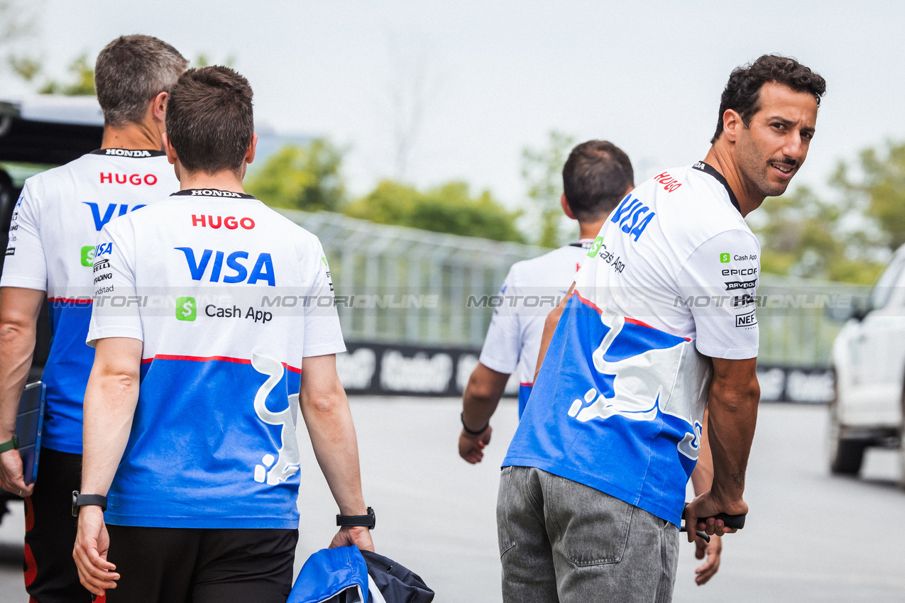 GP CANADA, Daniel Ricciardo (AUS) RB walks the circuit with the team.

06.06.2024. Formula 1 World Championship, Rd 9, Canadian Grand Prix, Montreal, Canada, Preparation Day.

- www.xpbimages.com, EMail: requests@xpbimages.com © Copyright: Bearne / XPB Images