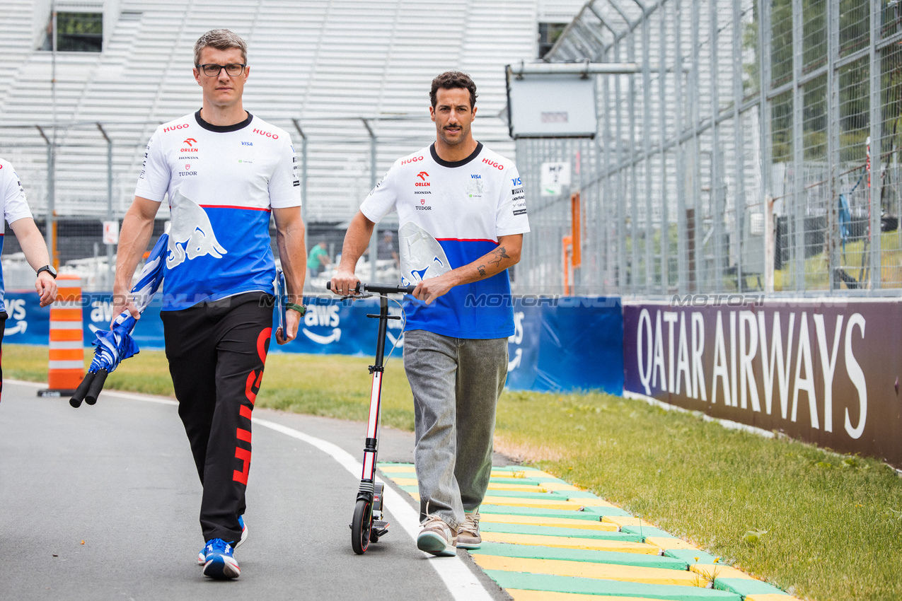GP CANADA, Daniel Ricciardo (AUS) RB walks the circuit with the team.

06.06.2024. Formula 1 World Championship, Rd 9, Canadian Grand Prix, Montreal, Canada, Preparation Day.

- www.xpbimages.com, EMail: requests@xpbimages.com © Copyright: Bearne / XPB Images