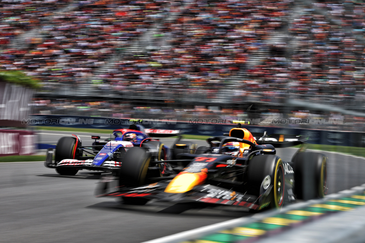 GP CANADA, Sergio Perez (MEX) Red Bull Racing RB20 e Yuki Tsunoda (JPN) RB VCARB 01.

08.06.2024. Formula 1 World Championship, Rd 9, Canadian Grand Prix, Montreal, Canada, Qualifiche Day.

- www.xpbimages.com, EMail: requests@xpbimages.com © Copyright: Bearne / XPB Images