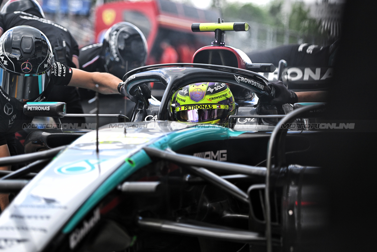 GP CANADA, Lewis Hamilton (GBR) Mercedes AMG F1 W15 in the pits.

08.06.2024. Formula 1 World Championship, Rd 9, Canadian Grand Prix, Montreal, Canada, Qualifiche Day.

- www.xpbimages.com, EMail: requests@xpbimages.com © Copyright: Price / XPB Images