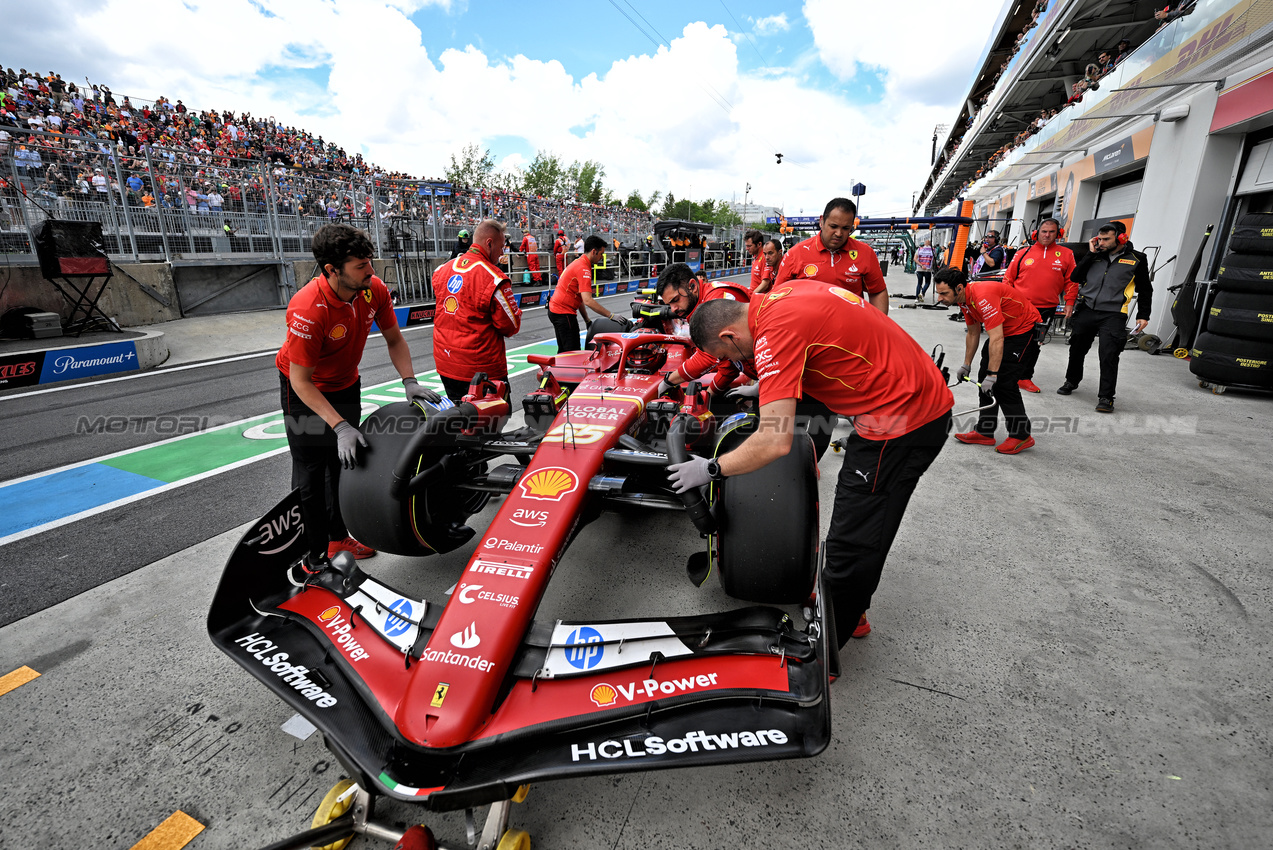 GP CANADA, Carlos Sainz Jr (ESP) Ferrari SF-24 in the pits.

08.06.2024. Formula 1 World Championship, Rd 9, Canadian Grand Prix, Montreal, Canada, Qualifiche Day.

- www.xpbimages.com, EMail: requests@xpbimages.com © Copyright: Price / XPB Images