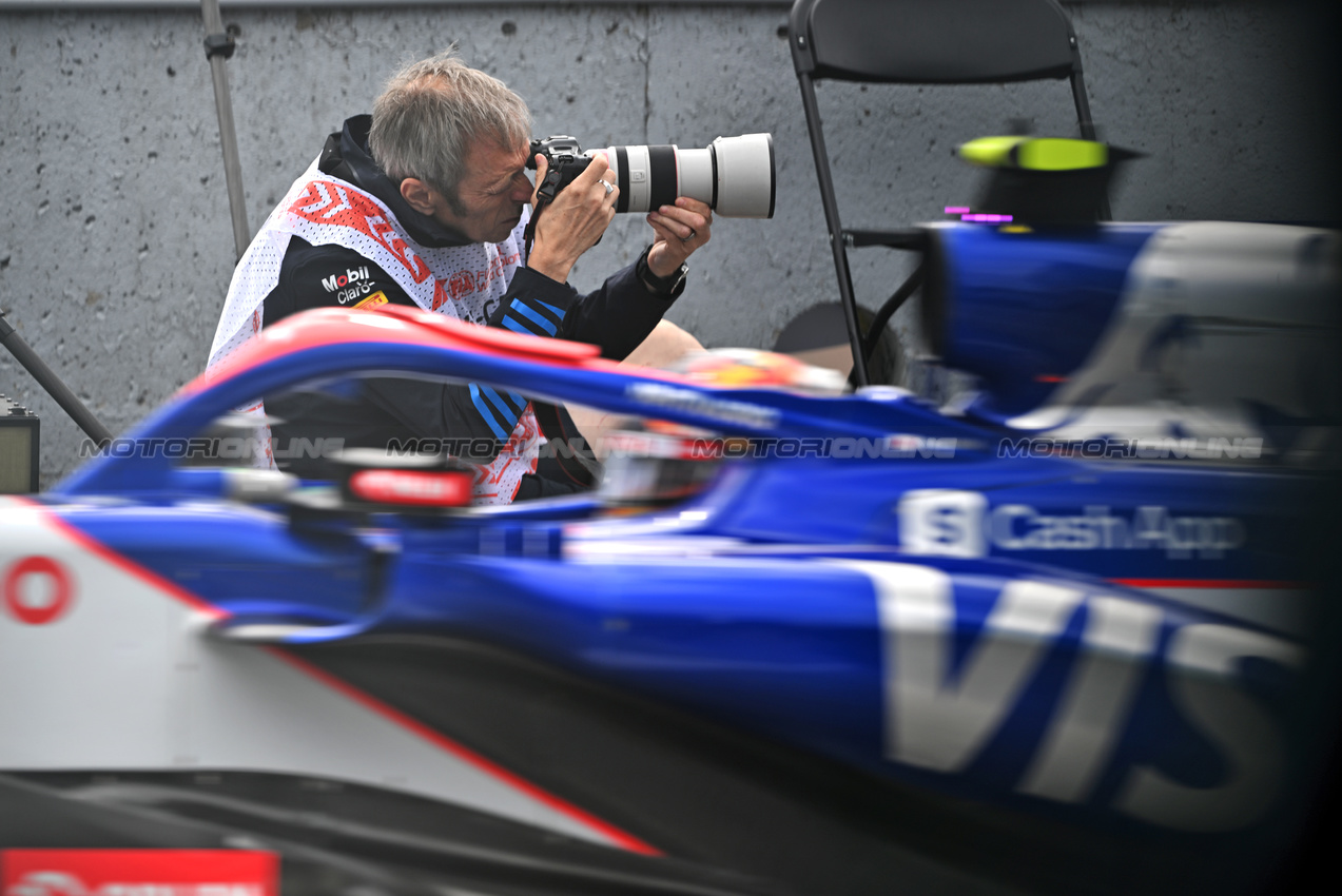 GP CANADA, Yuki Tsunoda (JPN) RB VCARB 01 passes Mark Thompson (GBR) Getty Images Photographer.

08.06.2024. Formula 1 World Championship, Rd 9, Canadian Grand Prix, Montreal, Canada, Qualifiche Day.

- www.xpbimages.com, EMail: requests@xpbimages.com © Copyright: Price / XPB Images