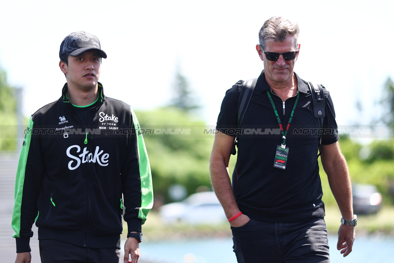 GP CANADA, (L to R): Zhou Guanyu (CHN) Sauber with Graeme Lowdon (GBR).

07.06.2024. Formula 1 World Championship, Rd 9, Canadian Grand Prix, Montreal, Canada, Practice Day.

- www.xpbimages.com, EMail: requests@xpbimages.com © Copyright: Charniaux / XPB Images