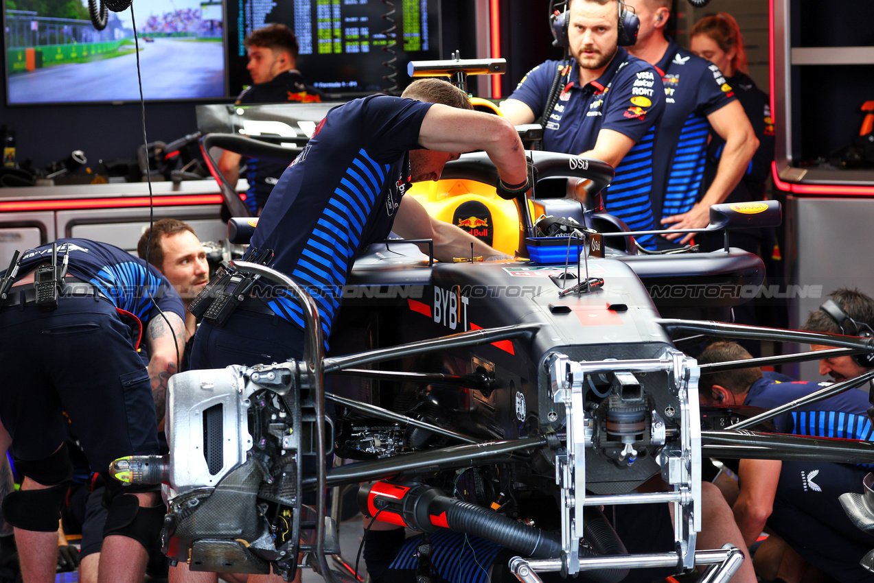 GP CANADA, The Red Bull Racing RB20 of Max Verstappen (NLD) is worked on in the second practice session.

07.06.2024. Formula 1 World Championship, Rd 9, Canadian Grand Prix, Montreal, Canada, Practice Day.

 - www.xpbimages.com, EMail: requests@xpbimages.com © Copyright: Coates / XPB Images