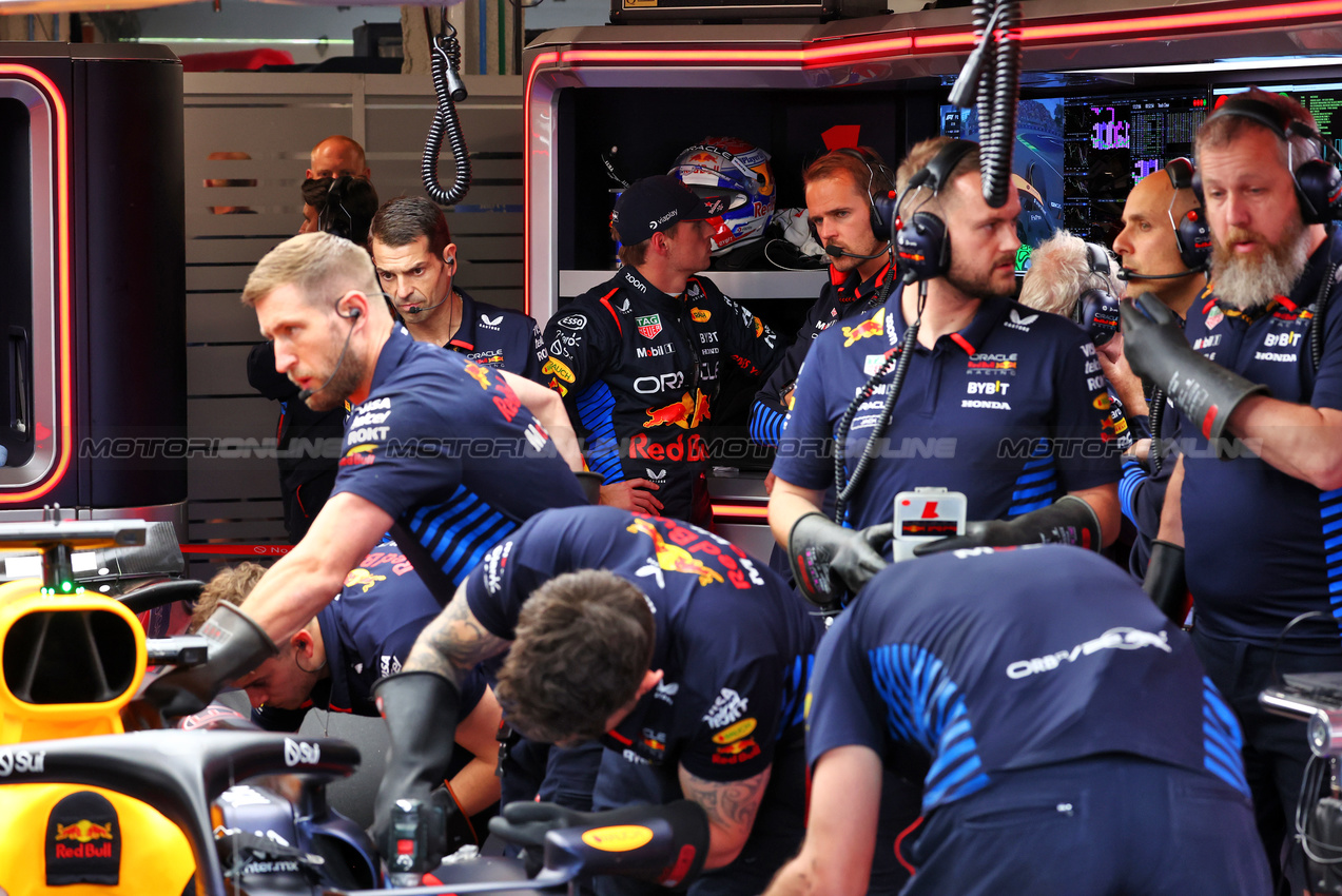 GP CANADA, The Red Bull Racing RB20 of Max Verstappen (NLD) is worked on in the second practice session.

07.06.2024. Formula 1 World Championship, Rd 9, Canadian Grand Prix, Montreal, Canada, Practice Day.

 - www.xpbimages.com, EMail: requests@xpbimages.com © Copyright: Coates / XPB Images