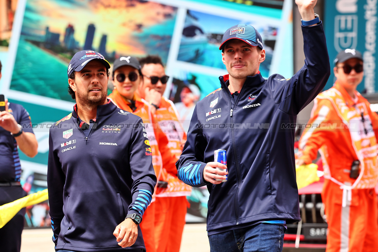 GP CINA, (L to R): Sergio Perez (MEX) Red Bull Racing e Max Verstappen (NLD) Red Bull Racing on the drivers' parade.

21.04.2024. Formula 1 World Championship, Rd 5, Chinese Grand Prix, Shanghai, China, Gara Day.

- www.xpbimages.com, EMail: requests@xpbimages.com © Copyright: Batchelor / XPB Images