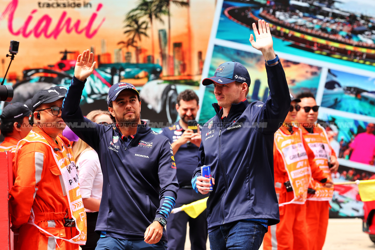 GP CINA, (L to R): Sergio Perez (MEX) Red Bull Racing e Max Verstappen (NLD) Red Bull Racing on the drivers' parade.

21.04.2024. Formula 1 World Championship, Rd 5, Chinese Grand Prix, Shanghai, China, Gara Day.

- www.xpbimages.com, EMail: requests@xpbimages.com © Copyright: Batchelor / XPB Images